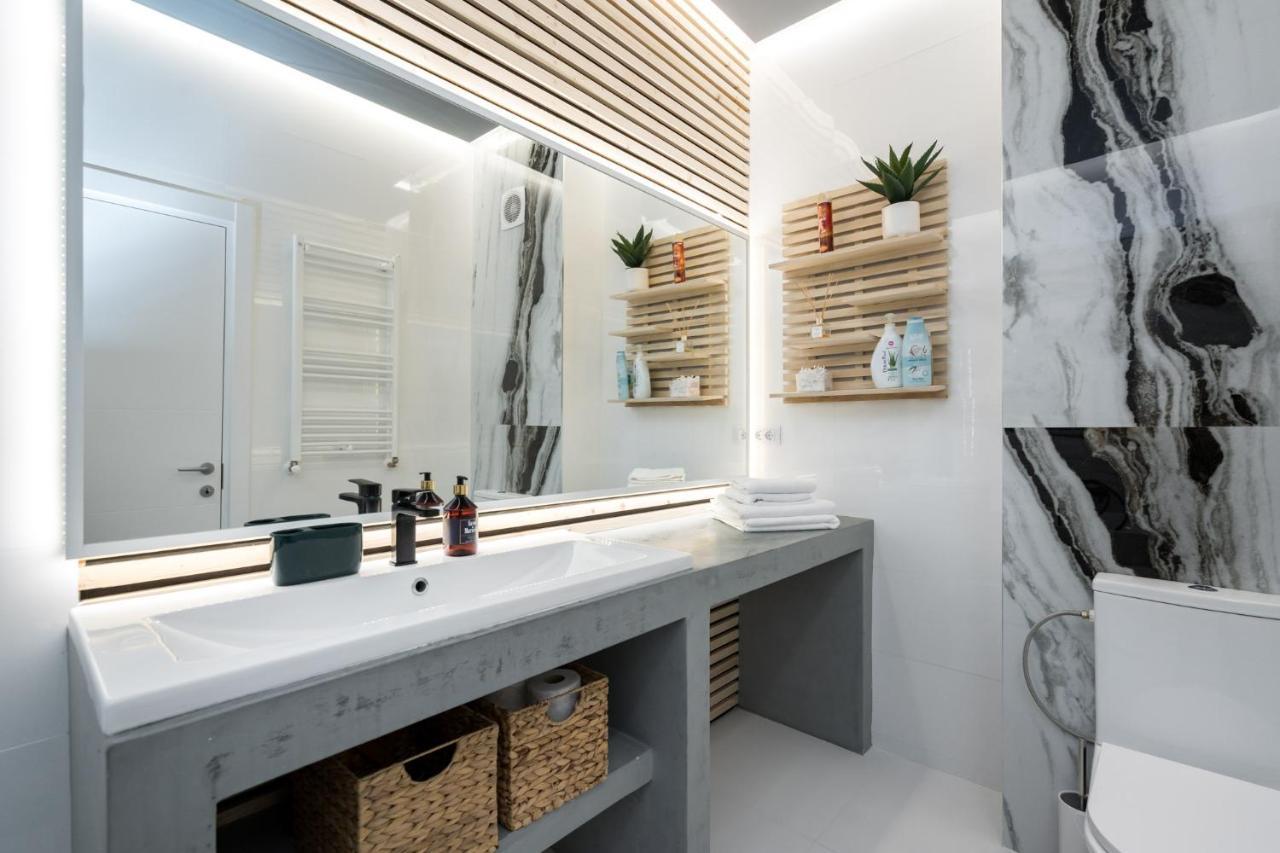 Ferienwohnung Jungle Escape - Luxe 1-Br Haven In Bukarest Exterior foto